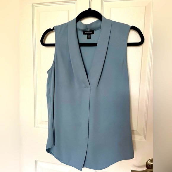 Sleeveless v-neck blouse from le château - Picture 1 of 3